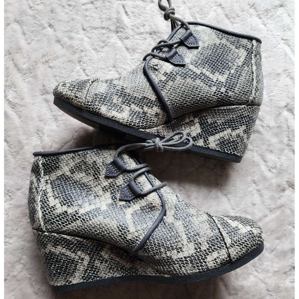 TOMS Kala Wedge Bootie Grey Snakeskin Leather Lace Up Ankle Boots Womens 8